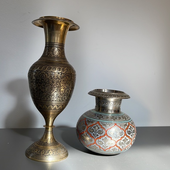 Pair of Vintage Indian Pedestal Bud Edged Brass Metal Vases - Picture 11 of 12